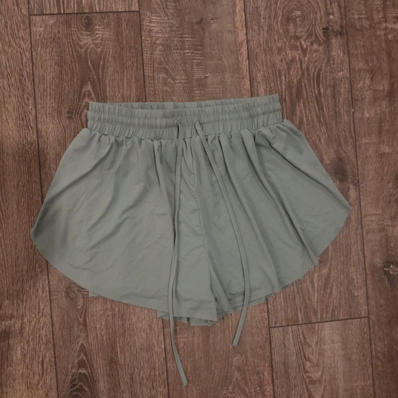 Super soft and comfortable shorts.
Worn only once - Picture 2 of 3